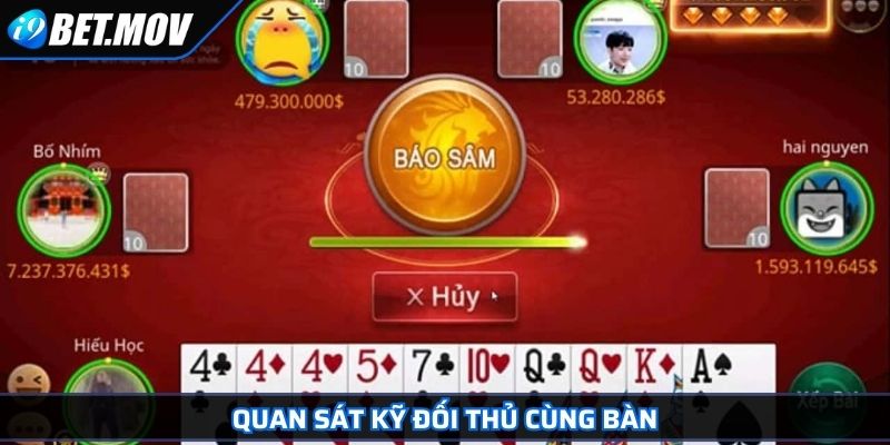 Quan sát kỹ đối thủ cùng bàn
